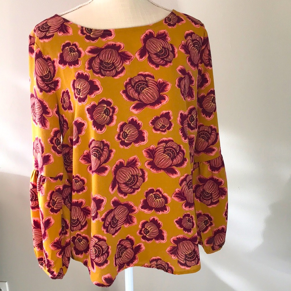 NWOT ANN TAYLOR Medium mustard yellow (gold) top w/ flowers and  lantern sleeves